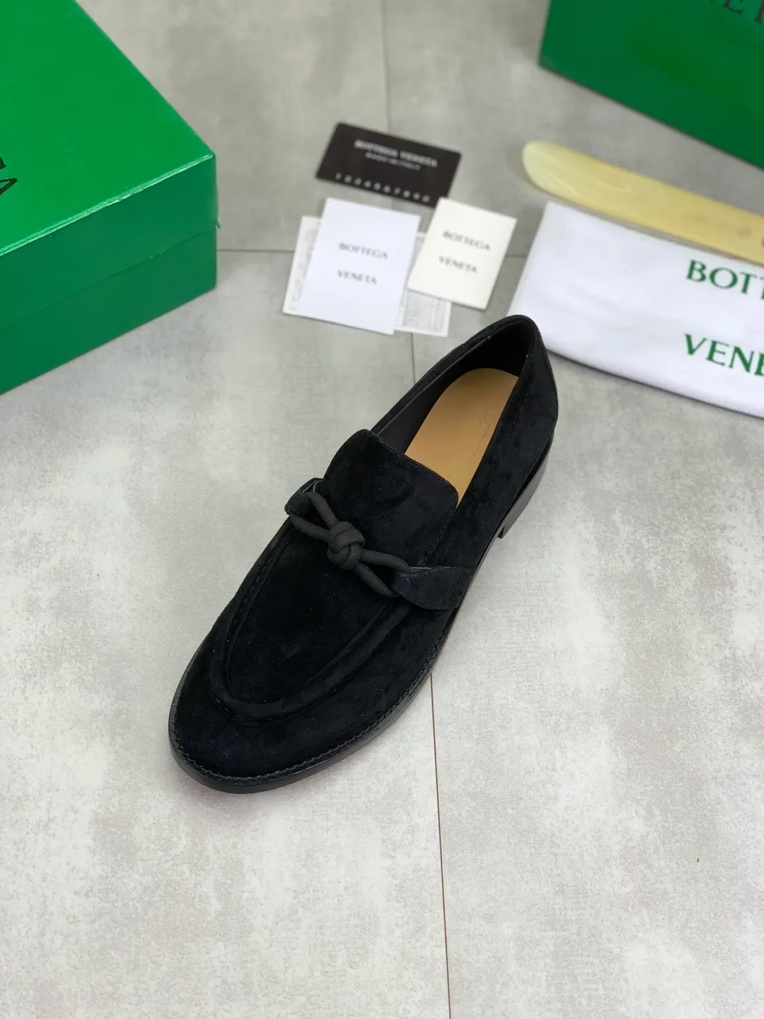 Men's shoes 💰P820 [New model] (genuine leather outsole) water-dyed cow lining 💰High-quality business couple leather shoes 💎💎💎 BOTTEGA VENETA official website synchronizes the latest top version of BV in the market, accept material comparison, shoe type comparison, process comparison, practical and textured, versatile and suitable for any occasion, the more you look at it, the more flavorful it becomes. Purely hand-knitted craftsmanship - Upper material, calfskin imported from Italy 🇮🇹 - High-quality water-dyed cowhide lining - Original private model customized leather outsole -Size: Female 35-39 (40 ordered) Male 39-44 (38 45 can be customized) Color: Multiple colors available